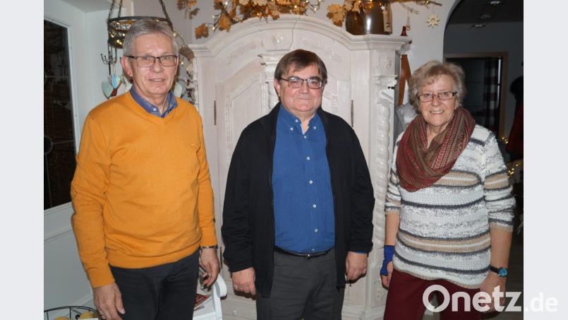 Erzähler Max Frischholz aus Pleystein (Mitte) stellt bei einem Gespräch mit Gerda Moser (rechts) und Karl Balk vom Kulturkreis sein Programm für die Mundartlesung am 30. November im Bürgersaal vor. Bild: du