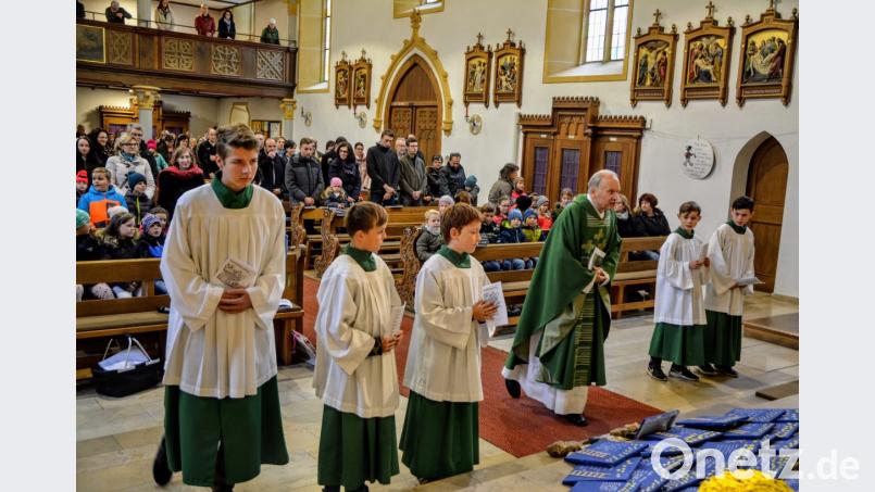 Familiengottesdienst Kinderbibelwoche. Zusammen mit Pf. Bergmann zogen die Mädchen und Jungen in die Hirschauer Stadtpfarrkirche ein. Bild: fdl