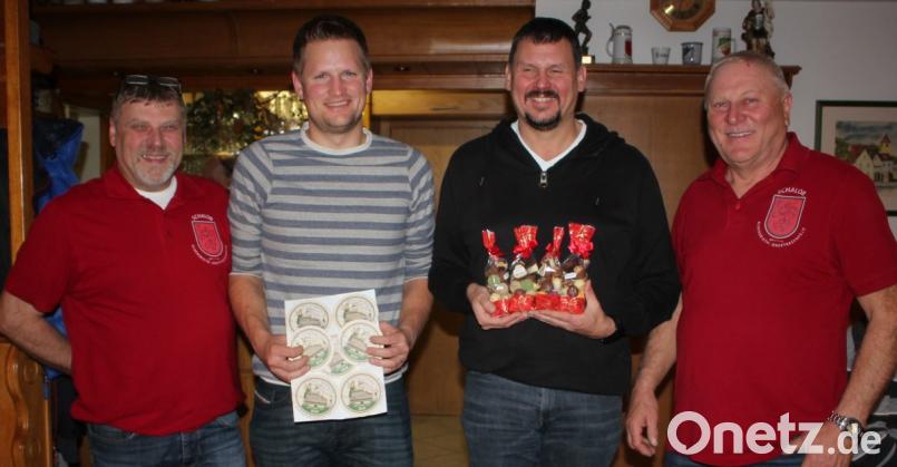 Im Bild stellvertretend für die Neuaufnahmen Michael Menner (Zweiter von links) aus Albersrieth mit den sieben Bierfilzln als Aufnahmeantrag und für die Geehrten der Vohenstraußer Karsten Runkel (Zweiter von rechts). Bild: fvo