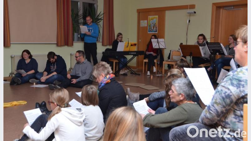 Zum ersten Mal erlebten die Teilnehmer beider Konfessionen eine Nacht der Lichter im evangelischen Gemeindehaus. Bild: dob