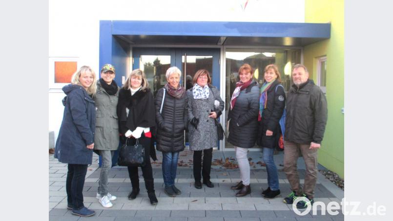 Tandembeauftragte und Organisatorin Martina Lorenz (links) und Sprachmittler Alfons Reger (rechts) mit den Gästen aus Tschechien Bild: fvo