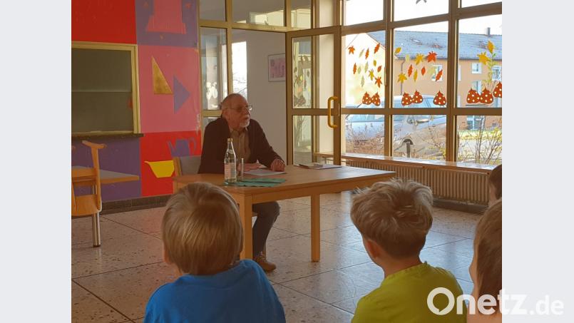 Mundartdichter Paul Neugirg liest in der Grundschule Krummennaab. Bild: exb