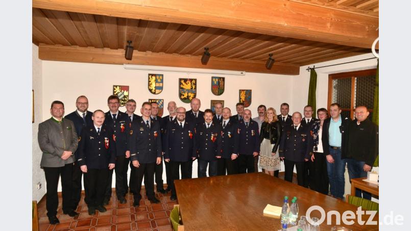 Bürgermeister Rainer Rewitzer, Landrat Andreas Meier (von links), die Fraktionssprecher Josef Windirsch, Werner Rieß, Claudia Poxleitner, Kreisbrandmeister Martin Schmidt, Kreisbrandinspektor Martin Weig, stellvertretender Kreisbrandrat Wolfgang Schwarz sowie Pleysteins Zweite Bürgermeisterin Andrea Lang (rechts) nehmen die Vielzahl der geehrten Wehrmänner in ihre Mitte. Bild: bey