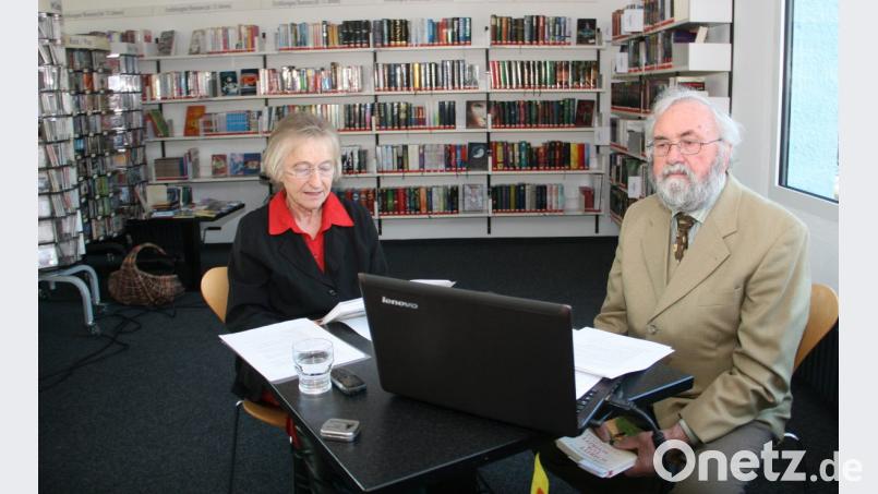 In der Stadtbücherei erzählen Ingrid und Gotthard Haushofer von ihrer Pilgertour nach Rom. Bild: wro