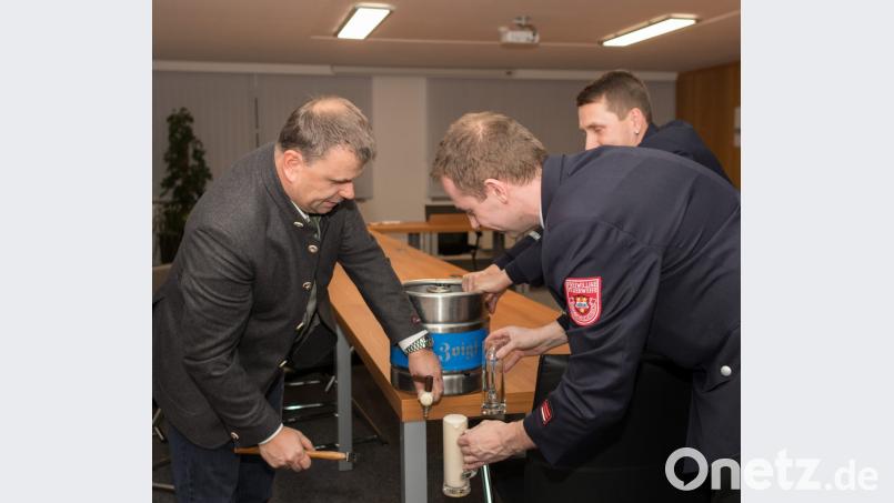 Der neu gewonnene Unterstützer muss sich sofort bei einer für sein neues Amt unverzichtbaren Fertigkeit, dem Fassanstich, beweisen. Bild: dtr