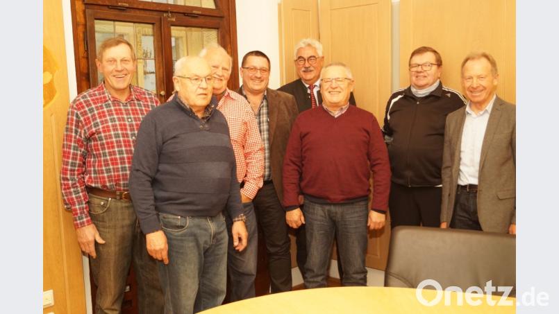 Als neue Feldgeschworene werden Hans Greiner und Willi Lohwasser (von rechts) vereidigt. Mit im Bild die weiteren Feldgeschworenen Peter Menkarski, Peter Neuper zugleich Obmann, Georg Kreuzer und Josef Singer sowie Bürgermeister Rupert Troppmann und Geschäftsführer Peter Forster. Bild: arw