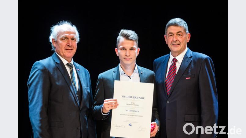 Franz Xaver Peteranderl (links), Präsident des Bayerischen Handwerkstages, und Georg Haber (rechts), Handwerkskammer Niederbayern-Oberpfalz, gratulieren Thomas Lebegern. Bild: exb