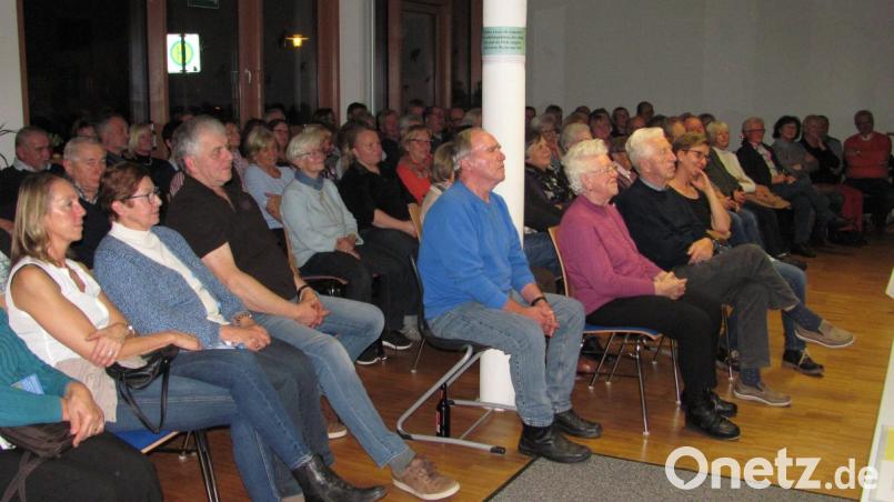 Zwischen Heiterkeitsausbrüchen herrscht beim Publikum auch oft absolute Ruhe, so gespannt lauschen sie Ottmar Braun. Bild: sei