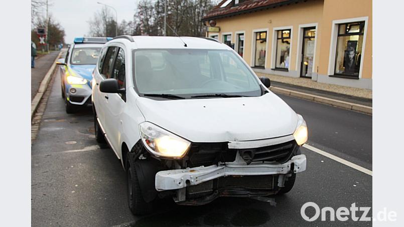 Die drei Insassen lassen ihr Auto mitten auf der Straße stehen und flüchten mit dem Zug. Bild: jma