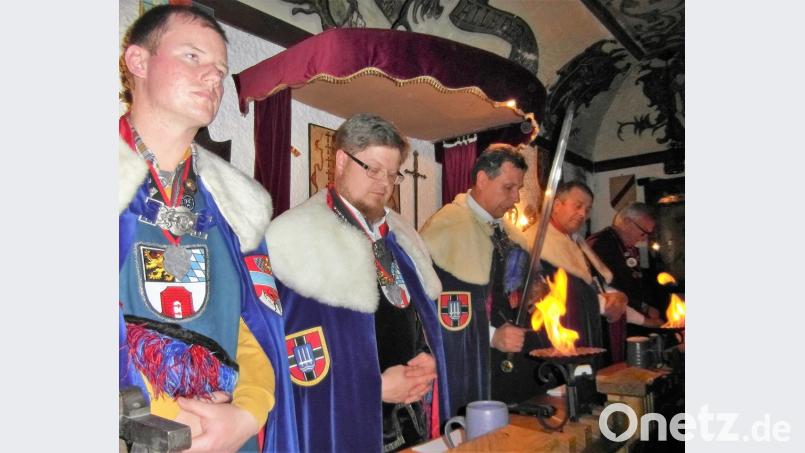 Florian von Rosenburg, Sebastien Graf von Reichenbach-Goschütz, Großmeister Werner von Podewils, Wolf vom Seegrund und Herbert von Podewils (von links) gedenken der verstorbenen Recken des Ritterbundes. Bild: hl