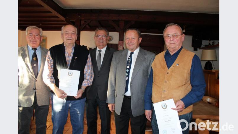 Seit 45 Jahren halten Ewald Skala (rechts) und Werner Grüner (Zweiter von links) der Soldaten- und Kriegerkameradschaft Auerbach die Treue. Bei der Jahreshauptversammlung, eröffnet durch Lukas Brendel mit seinem Trompetenvortrag vom „Guten Kameraden“, konnten sie die Treuenadel und die Urkunde entgegennehmen. Bild: cs