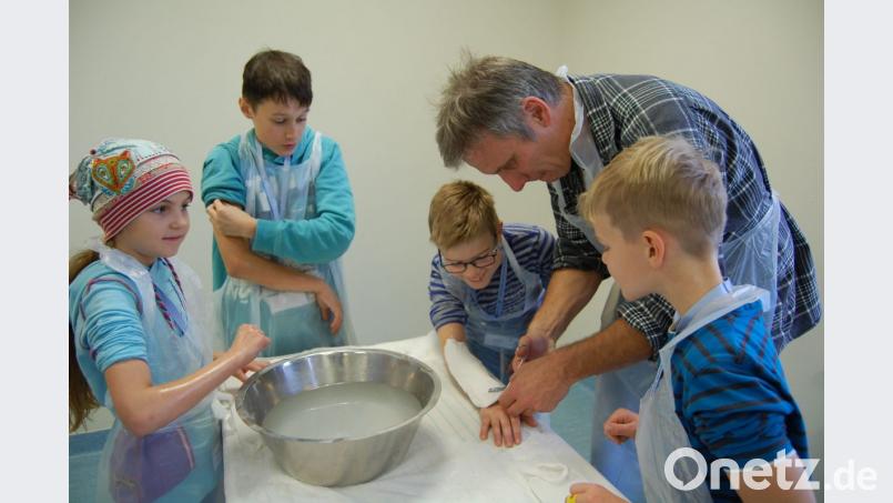 Das Gipsen machte großen Spaß. Bild: Klinikum/Uschold