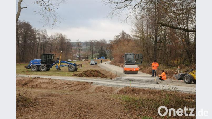 Der Fußweg aus Luhe kommend (rechts) teilt sich in den direkten Fußweg zum Nettomarkt (links) und zum künftigen Baugebiet &quot;Breiter Rain&quot; (rechts). Die Fußgängerbrücke über die Luhe wird aber jahreszeitlich bedingt erst im Frühjahr auf die Widerlager aufgesetzt. Bild: bey