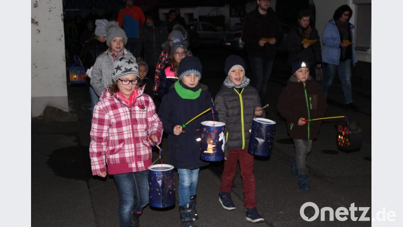 Der Martinszug setzt sich in Richtung Sportgelände in Bewegung Bild: rdh
