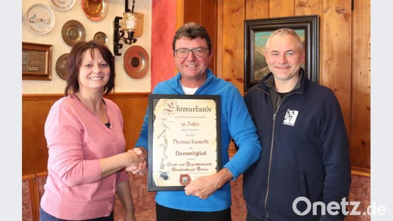 Erste Vorsitzende Karin Ockl sowie erster Dirigent Günther Freundl gratulieren Thomas Kumeth zu 50 Jahren Mitgliedschaft und überreichen eine Ehrenurkunde. Bild: Susanne Forster