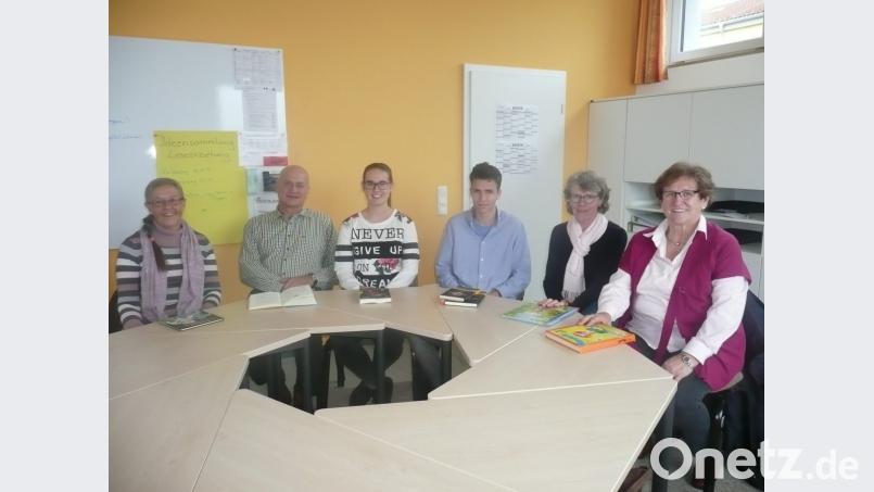Die Lesepaten warten gespannt auf ihren Einsatz: von links Monika Ermer, Walter Schauer, Janette Ring, Fabian Schafbauer, Hilde Wolf und Maria Baumer Bild: amö