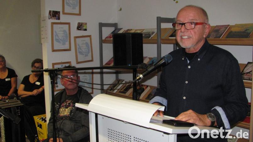 Heiteres und Besinnliches aus früherer Zeit und Gesellschaftskritisches aus heutiger Zeit hat Ottmar Braun bei der Lesung in der Bücherei in Weiherhammer auf Lager. Bild: sei
