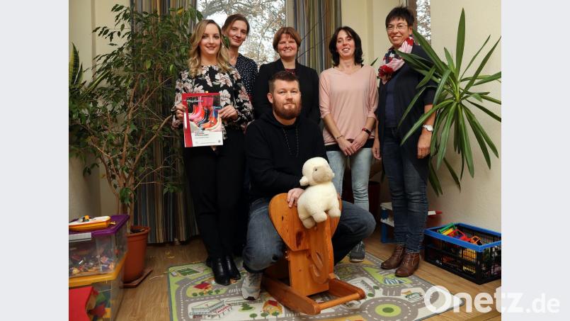 Melissa Sitorius, Julia Herzog und Andrea Graf vom SkF (von links) präsentieren gemeinsam mit den Pflegeeltern Doris Adunka, Daniela Zimmermann und Marcel Morgenstern (von rechts) das Thema Pflegefamilien, für das der Sozialdienst katholischer Frauen dringend Verstärkung in Stadt und Landkreis sucht. Dass Interessenten ein großes Herz für Kinder haben müssen, zeigt Marcel Morgenstern, der nicht nur fürs Foto auf den Schaukelelefant steigt. Bild: Wolfgang Steinbacher