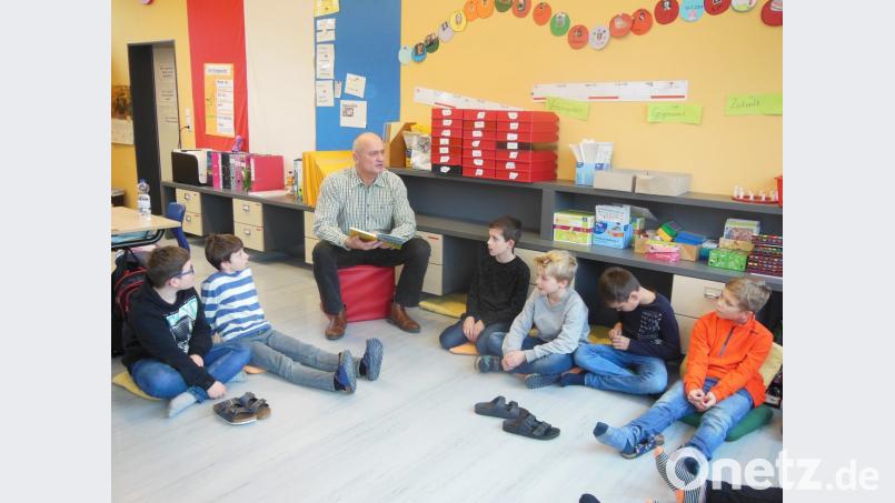 Die Kinder hörten aufmerksam zu, als Bürgermeister Walter Schauer in seiner Eigenschaft als Lesepate eine Geschichte vortrug. Bild: amö