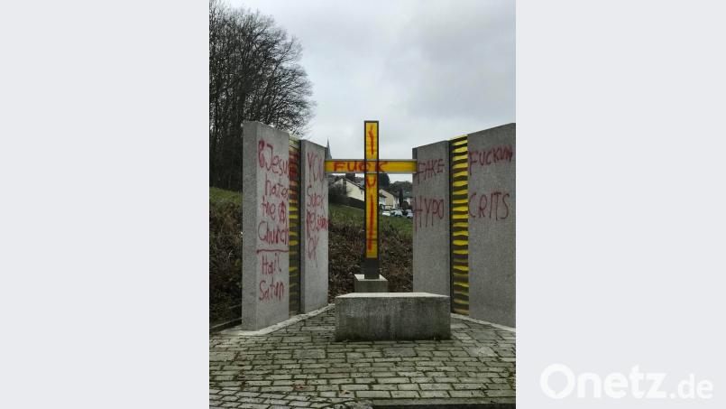 Die Tat macht fassungslos. Ein oder mehrere Unbekannte haben die von Künstler Erwin Otte geschaffene Radwegkapelle in Erbendorf mit kirchenfeindlichen Parolen beschmiert. Es ist bereits der zweite Vorfall dieser Art innerhalb von nur zwei Monaten. Bild: wle