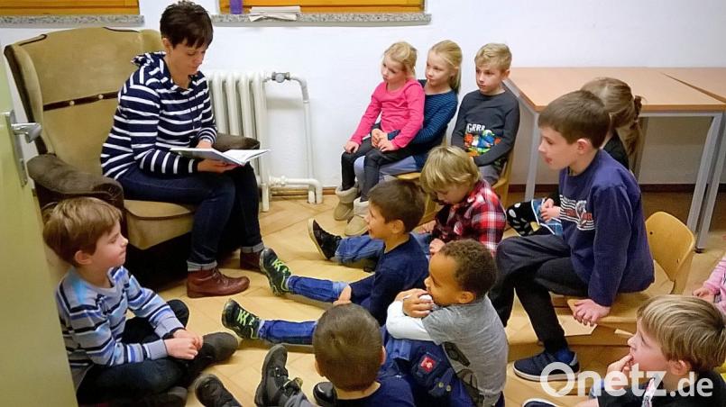 Erika Heider (links) begeistert die Kindergarten- und Schulkinder beim Vorlesetag mit zahlreichen Kurzgeschichten. Bild: bsc