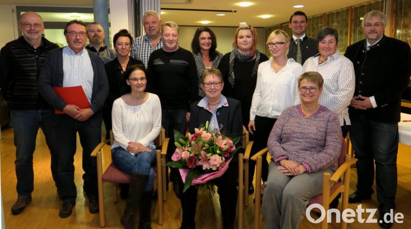 Der BRK-Kreisverband verabschiedete die Bodenwöhrer Kindergartenleiterin Maria Stabl (sitzend Mitte) und zeichnete langjährige Mitarbeiter aus. Bild: Hirsch