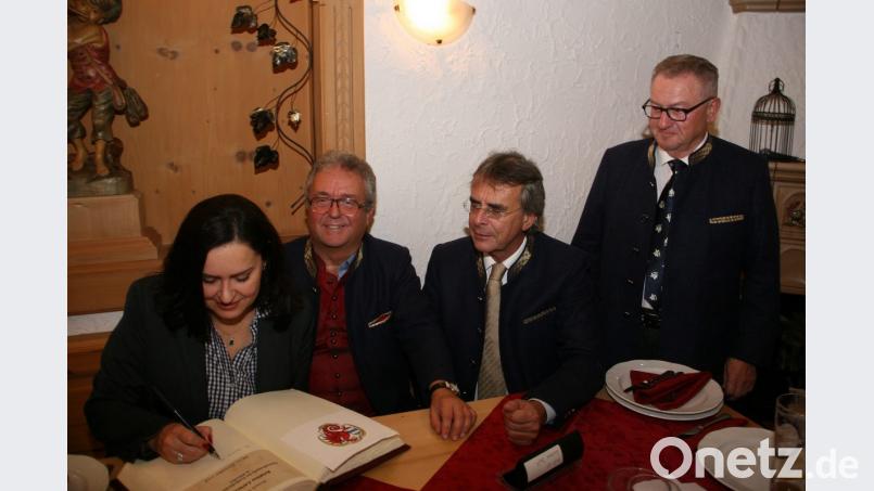 Unter den Ehrengästen ist auch die Generalkonsularin der Tschechischen Republik, Kristina Larischová, die sich ins Goldene Buch einträgt. Ein gerne gesehener Gast ist zudem Regierungspräsident Axel Bartelt (Zweiter von rechts). Weiter im Bild: Bürgermeister Toni Dutz (Zweiter von links) und zweiter Bürgermeister Fritz Holm (rechts). Bild: wro