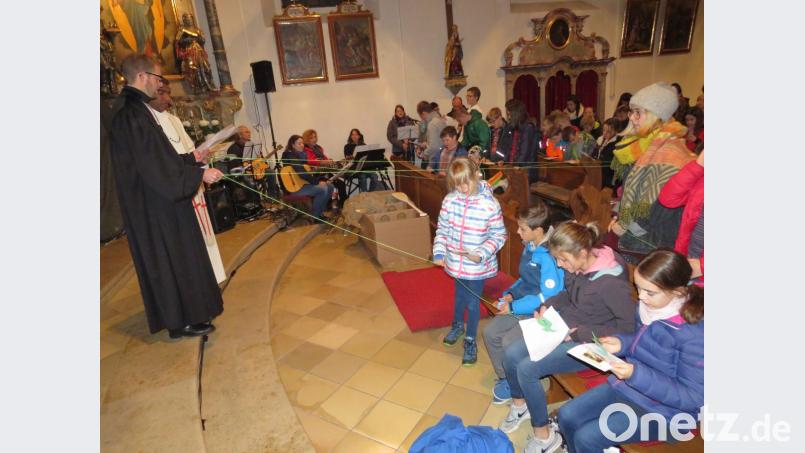 Mit grünem Seil wird das Netz der Menschenfischer symbolisiert. Bild: adj