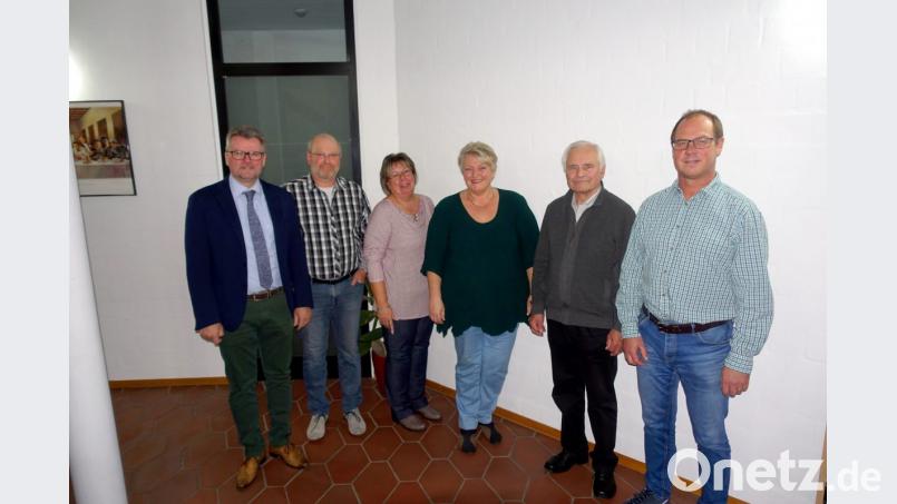 Bürgermeister Michael Göth (links) und Vorsitzende Petra Weiß (Dritte von links) ehrten langjährige Mitglieder der Lerchenfeld-Siedler. Bild: gac