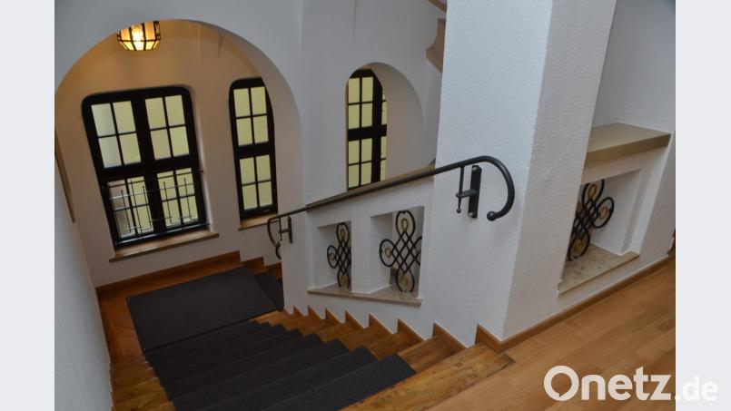 An den Fenstern sind Absturzsicherungen angebracht und der Treppenaufgang mit einem Teppich neu belegt worden. Bild: dob