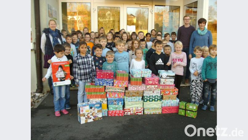 Nach einem gemeinsamen Foto verluden die Kinder der Grundschule Neualbenreuth in den Kofferraum des Autos, mit dem Kathrin Feil (links) aus Tirschenreuth gekommen war. Rechts die Lehrkräfte Tanja Kruppa und Sven Schiml. Bild: exb