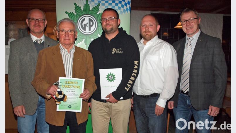 Mit Bezirksvorsitzenden Christian Bleyer (von rechts) zeichnen Kreisgruppenvorsitzender Jürgen Wenzlik und Landesvorstandsmitglied Gerhard Knorr die beiden Kollegen Herbert Balzer (von links) und Sven Ertl für ihre langjährige Mitgliedschaft aus. Bild: sön
