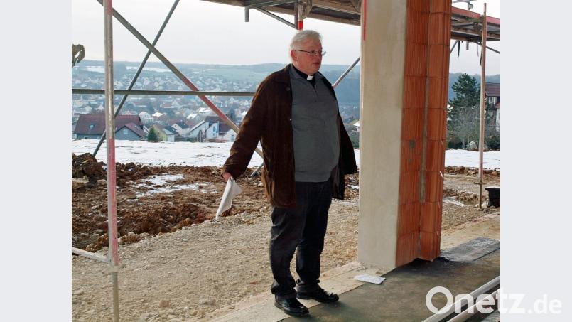 Diözese und Pfarrgemeinde leisten mit dem Neubau des Kindergartens Beachtliches für das Wohl der Allgemeinheit, gibt sich Pfarrer Gottfried Schubach überzeugt. Bild: sön