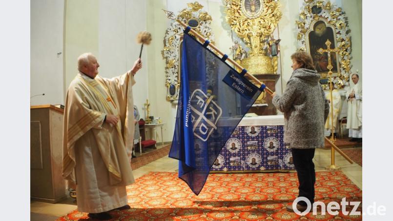 Pfarrer Erwin Bauer segnet im Beisein von Ortsvorsitzender Beate Roth, Pfarrvikar Bivin und Pfarrer Mauricio aus Verona die Fahne des Frauenbundes. Bild: gz