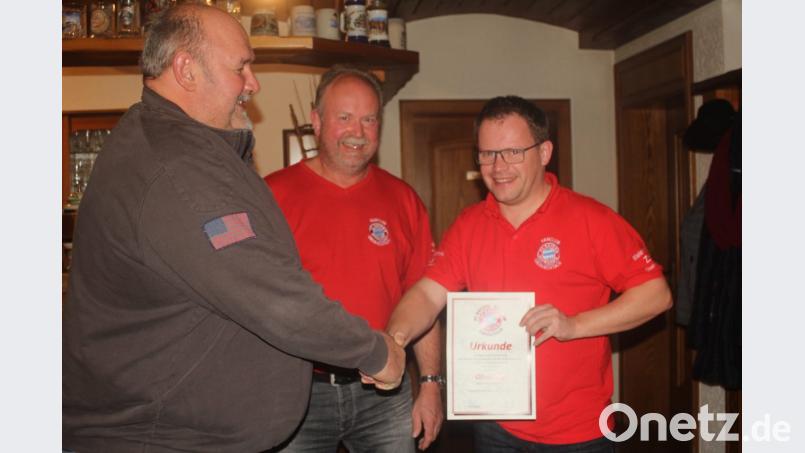 Mit Dankesworten ist Oliver Süß (rechts) von den beiden Vorsitzenden Bernhard Zapf und Michael Gebhard (von links) aus dem Führungsgremium verabschiedet und für seine 25 Jahre im Fanclub geehrt worden. Bild: frd