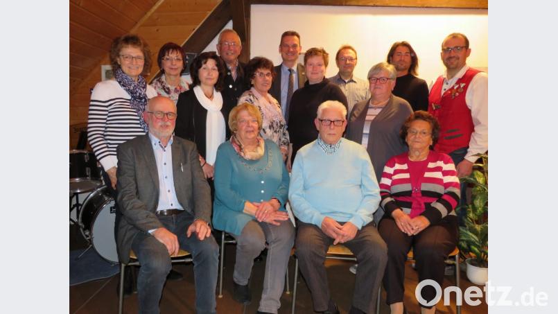 Der wiedergewählte Vorsitzende Peter Aichholzer (hinten, rechts) überreicht Urkunden an die langjährigen Mitglieder. Die neuen Vorstandsmitglieder und Bürgermeister Ernst Schicketanz (hinten, Vierter von links) gratulieren Sophia Kappauf, Helmut Beer, Maria Festbaum und Otmar Singer (sitzend, von rechts). Bild: adj