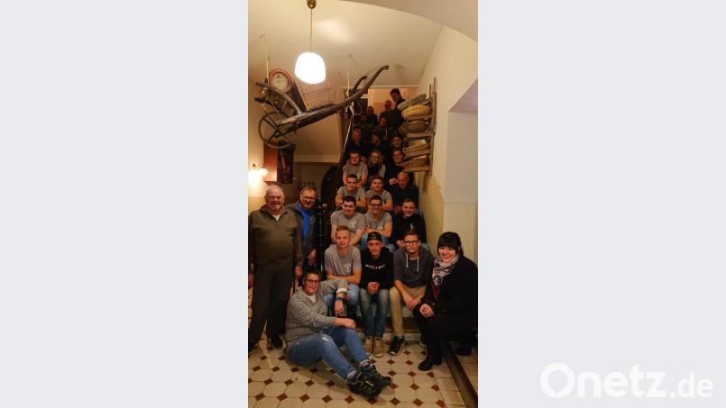 Das Bild zeigt die Teilnehmer an der Brauereibesichtigung, die auf Einladung von Judith Zaus (links) stattfand Bild: soj