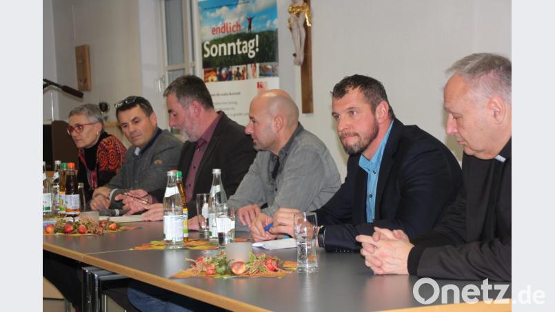 &quot;Brauchen wir den Sonntag?&quot; - Dazu diskutierten (von links) Doris Rösch, Paulus Mehler, Diskussionsleiter Richard Wittmann, Günther Fiedler, Huberth Rosner und Stadtpfarrer Georg Flierl bei der Gesprächsrunde, zu der die Kolpingsfamilie eingeladen hatte. Bild: kro