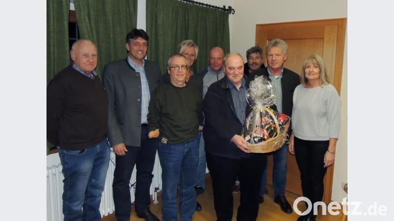 Bürgermeister Edgar Knobloch, zweite Bürgermeisterin Anita Stauber und die CSU-Stadträte gratulierten ihren Fraktionskollegen Gerhard Mark (mit Rotwein-Korb) zur Auszeichnung mit der Kommunalen Dankurkunde. Bild: exb