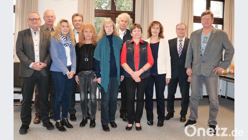 Grund zum Feiern gibt es im Landratsamt. Von links: Emil Slany, Reinhold Heß, Gudrun Scharf, Personalchef Walter Brucker, Rosa Stingl, Viola Schweinfurter, Landrat Wolfgang Lippert, Roswitha Spitzl, Theresia Schwarz, Max Bindl und Ctibor Süsser. Bild: exb