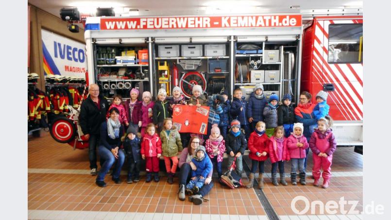 Einen erlebnisreichen Tag verbringen die Kinder der Pinguingruppe im Kemnather Feuerwehrhaus, durch das die Kreisbrandinspektor Otto Braunreuther (links) führt. Bild: stg