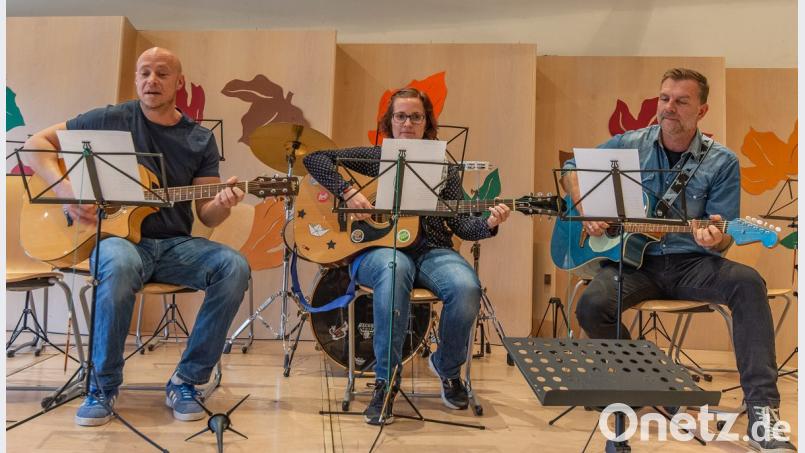 Das Lehrerensemble Rupert Rößler, Romina Schoberth-Filchner und Klaus Dunkel spielt von S.T.S „Irgendwann bleib i dann dort“ für den scheidenden Rektor German Gleißner. Bild: fpud