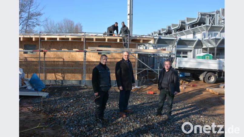 Hausmeister Michael Wölfl (von links), Bürgermeister Roland Grillmeier und Günther Deinzer (Bauamt) überzeugten sich vom Baufortschritt: Bei der Mehrzweckhalle wird eine neue Toilettenanlage angebaut. Bild: jr