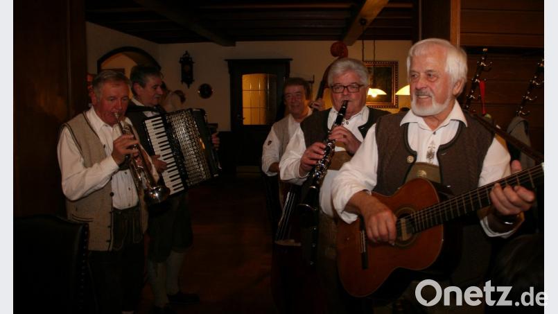 Für Stimmung beim Fischessen sorgt die Falkenberger Zoiglmusik. Bild: wro