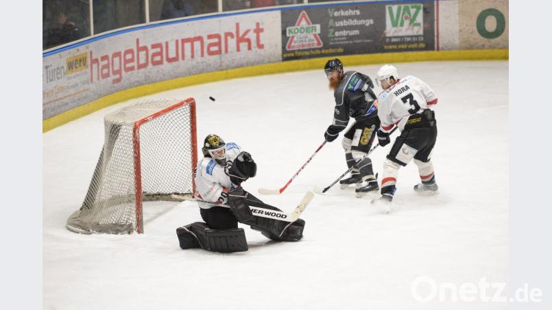Vergangenen Freitag das Spiel gegen den Spitzenreiter ESC Haßfurt (Bild), zwei Tage später die Partie beim Tabellendritten SE Freising und jetzt das Heimspiel gegen den Tabellenvierten EC Pfaffenhofen. Der ERSC Amberg – im Bild Andreas Hampl (dunkles Trikot) beim Torschuss – hat derzeit ein knackiges Programm. Bild: brü