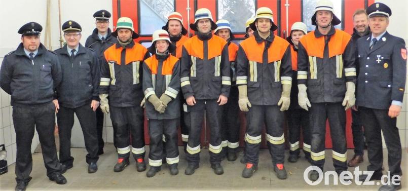 Auf dem Bild (von links): Schiedsrichter Alexander Zeitler, Kreisbrandinspektor Hubert Blödt, Kreisbrandmeister Armin Daubenmerkl, Harald Kopera, Carolin Stauber, Alexander Weiß, Stefan Lehmeier, Christian Meier, Manfred Escherl, Markus List, Jonas Weiß, Andreas Weiß, Bürgermeister Alwin Märk und Kommandant Norbert Weiß. Bild: sche