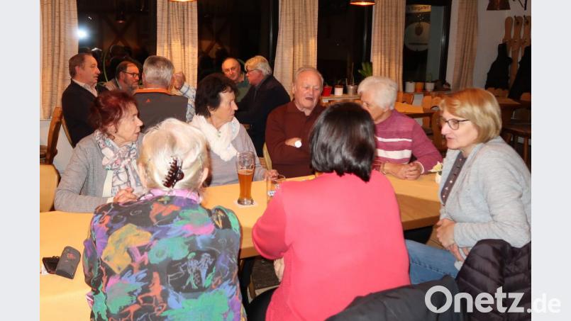 Rege Diskussion beim ersten "Runden Tisch" unter dem Motto ein „Arzt für Friedenfels“. Bild: bsc