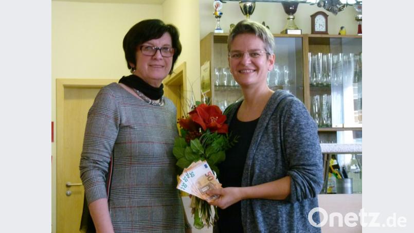 Mit Blumen und einer Spende für die Arbeit des Frauenhauses dankt Monika Stopfer (links) im Namen des Frauenbundes Referentin Ilkay Gebhardt. Bild: rn