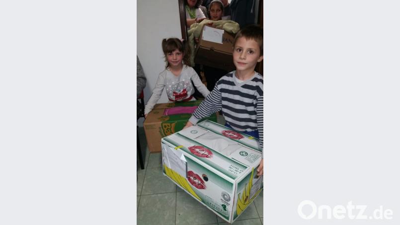 Die Kriegskindernothilfe e.V. unterstützt Familien in in Kriegs-, Krisen- und Armutsgebieten. Auch dieses Jahr packt der Verein bei seiner Adventsaktion 200 Geschenke für Kinder in Rumänien. Bild: exb