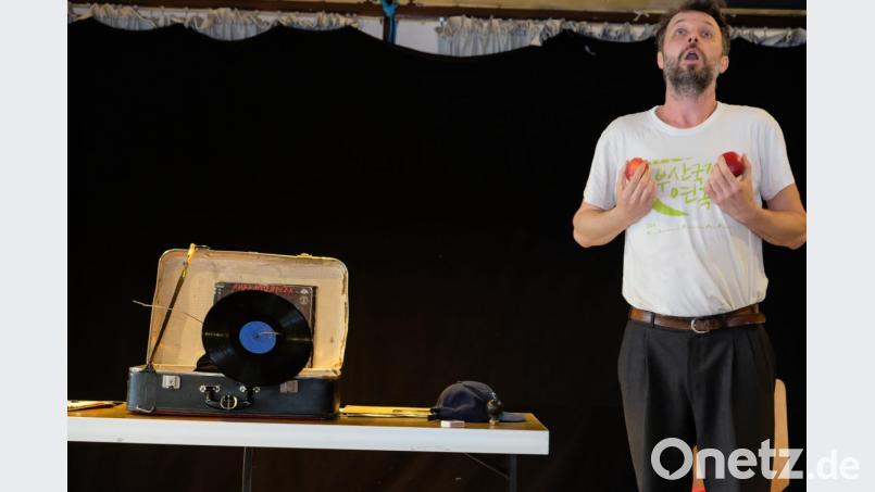 Mit allen Zutaten eines guten Märchens „verzauberte“ der tschechische Puppen- und Schauspieler Jakub Folvarcný das Kinderpublikum. Bild: do